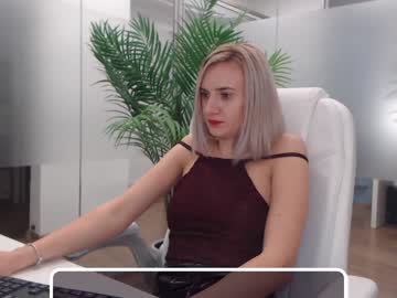 يدهن خرم طيزها جيل ويدخل زبره كله من ورا