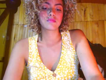 مصرية تلعب في كسها لحد ما تنزل العسل